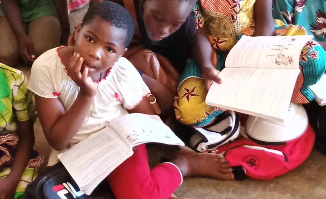 Déplacés internes, apprenant à même le sol au site Notre Dame KAYA