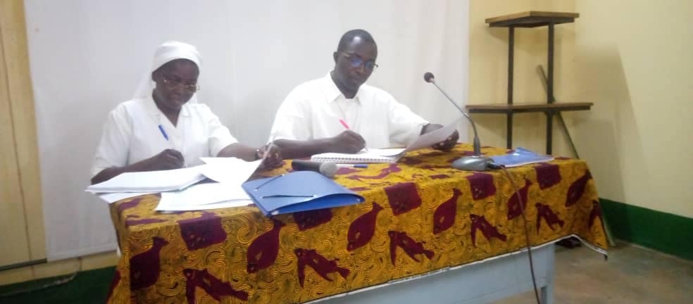 𝔼́𝕧𝕒𝕝𝕦𝕒𝕥𝕚𝕠𝕟 𝕒̀ 𝕞𝕚-𝕡𝕒𝕣𝕔𝕠𝕦𝕣𝕤 𝕕𝕖𝕤 𝔻𝕚𝕣𝕖𝕔𝕥𝕖𝕦𝕣𝕤 𝕕𝕖𝕤 𝕖́𝕔𝕠𝕝𝕖𝕤 𝕡𝕣𝕚𝕞𝕒𝕚𝕣𝕖𝕤 : 𝕓𝕚𝕝𝕒𝕟 𝕖𝕥 𝕡𝕒𝕣𝕥𝕒𝕘𝕖 𝕕’𝕖𝕩𝕡𝕖́𝕣𝕚𝕖𝕟𝕔𝕖