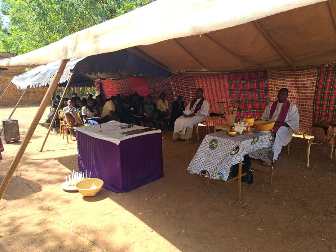 ℂ𝕠𝕝𝕝𝕖̀𝕘𝕖 ℙ𝕣𝕚𝕧𝕖́ 𝕊𝕒𝕚𝕟𝕥 𝔾𝕒𝕓𝕣𝕚𝕖𝕝 𝕕𝕖 𝔻𝕖́𝕕𝕠𝕦𝕘𝕠𝕦 : 𝕌𝕟𝕖 𝟜𝕖̀𝕞𝕖 𝕖́𝕕𝕚𝕥𝕚𝕠𝕟 𝕕𝕦 ℙ𝕖̀𝕝𝕖𝕣𝕚𝕟𝕒𝕘𝕖 𝕄𝕠𝕟𝕥𝕗𝕠𝕣𝕥𝕒𝕚𝕟 𝕤𝕠𝕦𝕤 𝕝𝕖 𝕤𝕚𝕘𝕟𝕖 𝕕𝕖 𝕝𝕒 𝕗𝕠𝕚 𝕖𝕥 𝕕𝕖 𝕝𝕒 𝕗𝕣𝕒𝕥𝕖𝕣𝕟𝕚𝕥𝕖́